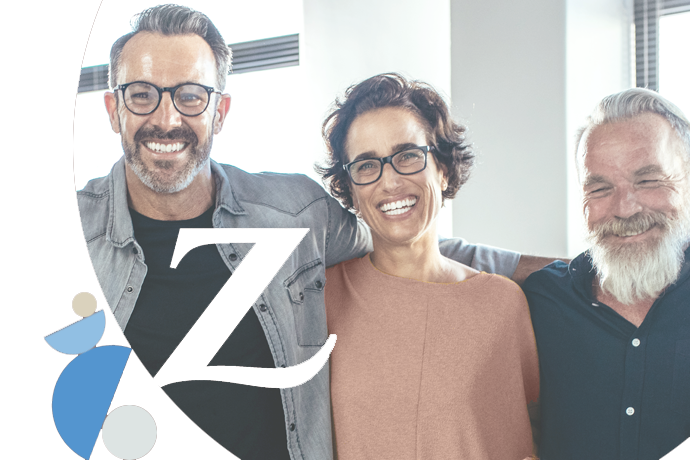 tres personas de mediada edad sonriendo